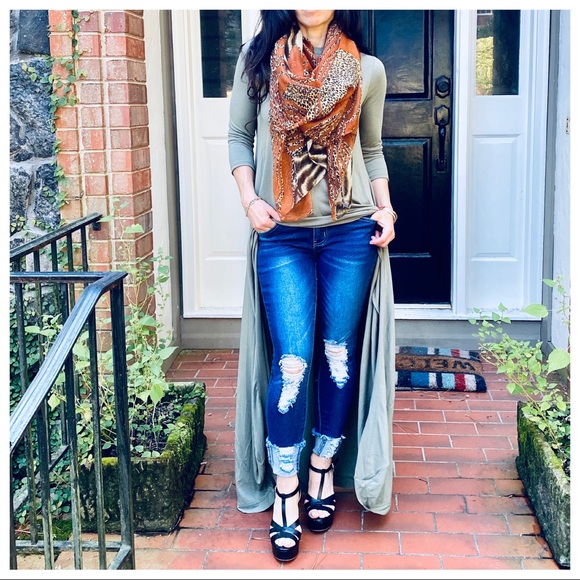 Beautiful animal print oversized shawl/scarf - Picture 3 of 7